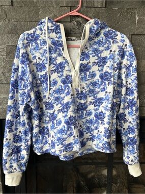 alice + olivia Quinlan Floral Cropped Hoodie